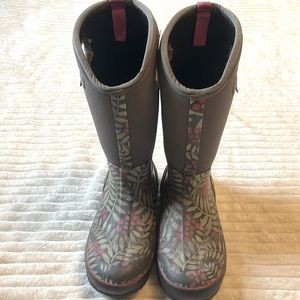 Women’s Bogs winter boots.  Size 7.  Some wear as shown in pictures.